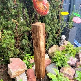Mobile Preview: Eichenbalken handgehackt 13/15cm als Balken als Skulptur im Garten